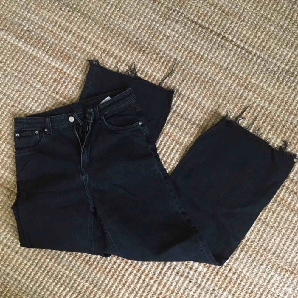 Weekday ace jeans svarta och avklippta stl 27/32 Köparen står för frakt 🌷. Jeans & Byxor.
