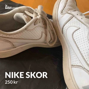  - Nike skor som är använda men i ett bra skick. Dem är tvättade. 