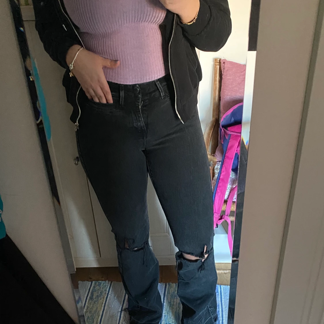 Svarta/grå bootcut med hål - 90