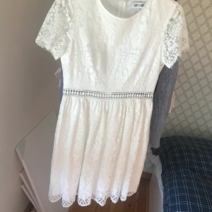 Söt klänning! - Jätte fin klänning! Den är för stor för mig dock så kommer inte till användning mycket men jätte fin till sommaren original pris 1000kr 