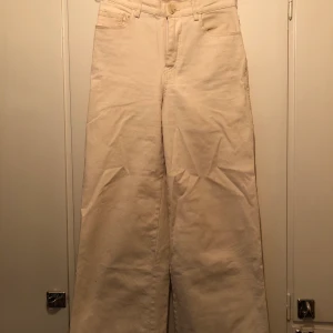 Vita jeans - Benvita jeans från HM concious. Storlek 34 (men passar en 36 enligt mig då det är lite stretch). Använda 2 gånger. Nypris 399:-. 