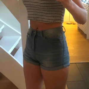 shorts - säljer mina shorts som är inköpta förra året då de tyvärr har blivit för små. De är storlek 34 (XS) och jag har vanligtvis 36/38. frakt ingår :)