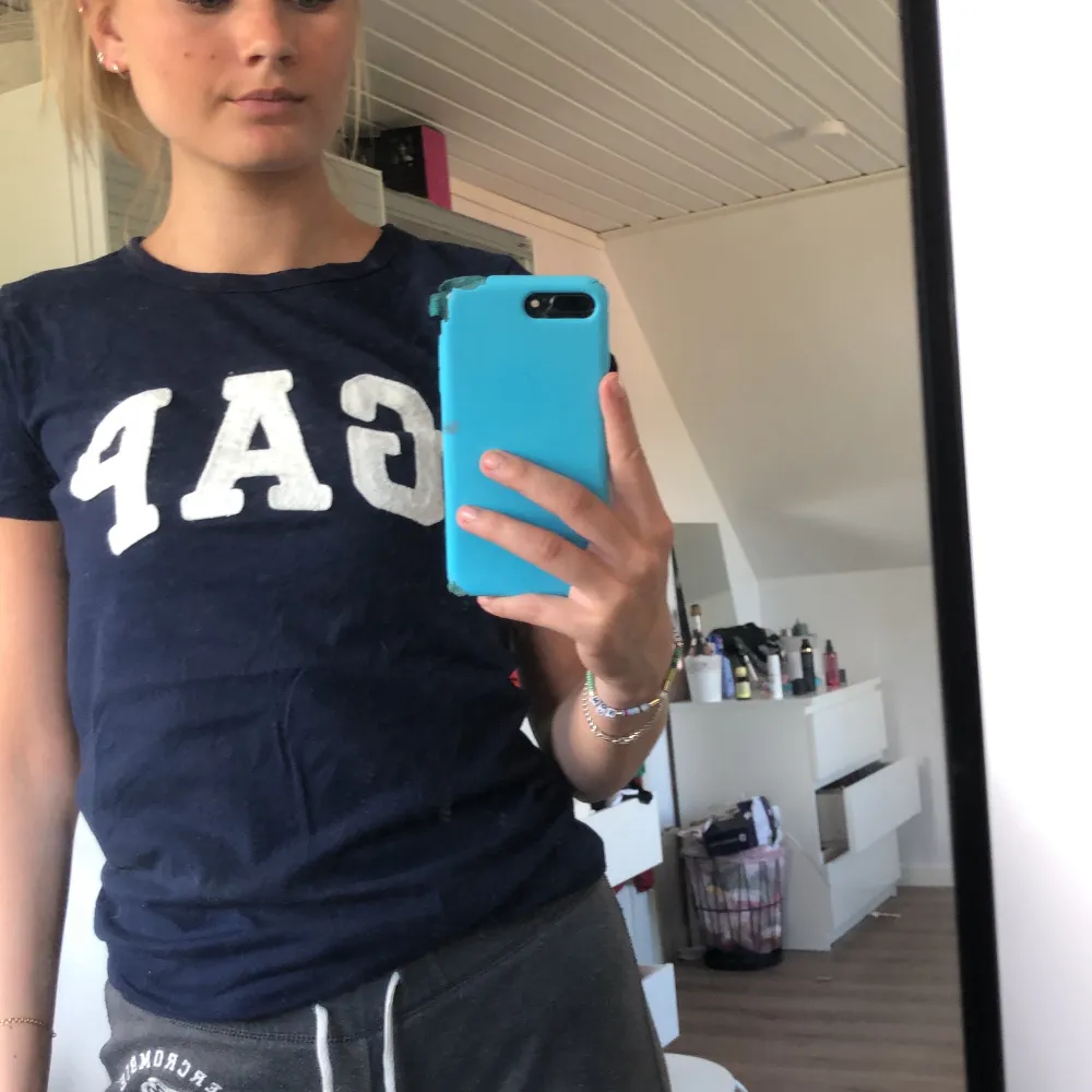 T-shirt från GAP i färgen marinblå. Storlek xs och säljer för 50 kr.. T-shirts.