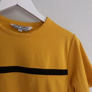 Gul t-shirt  - Cool gul t-shirt från Better Bodies.  Egentligen en träningströja men jag har använt den till vardags! Köpt second hand men är i bra skick! Står inuti att storleken är L men skulle snarare säga M. Passar XS/S/M/L beroende på vilken passform man vill ha✨