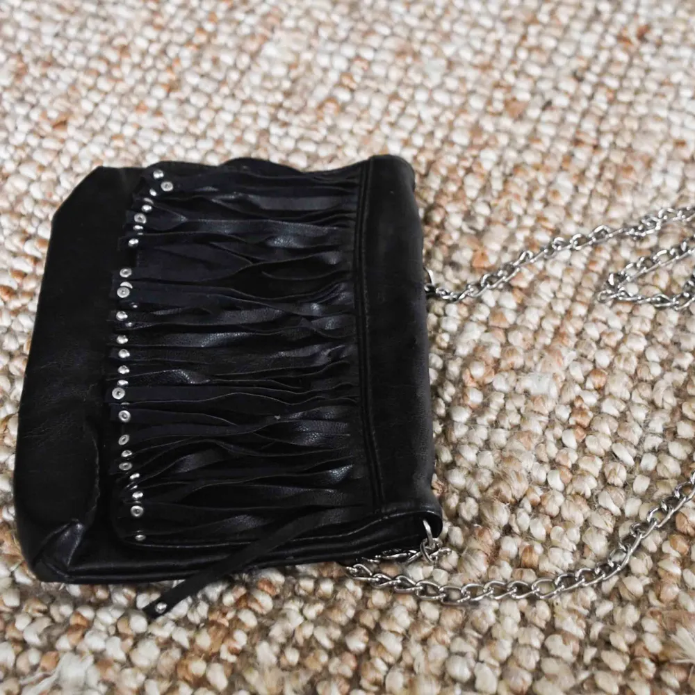 Super fin svart fransväska (finns även i beige längre ner) frakt tillkommer 🖤🖤🖤  . Väskor.