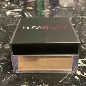  - Huda Beautys baking & setting powder i färgen Banana Bread, endast testad då jag råkade köpa fel färg. Originalpris 415kr på Sephora. Alltså 40% rabatt för en oanvänd förpackning. 