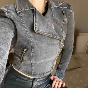  - * Svart stretchig jacka från silence noise. Urban outfitters.  Stl xs  Super stretchigt material SUPERSKÖN. Nypris 800kr  Finns i Stockholm skickas mot fraktkostnad. Kolla görna mina andra annonser! Öppen för byten ❣️