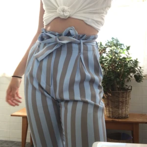 Vida byxor - Skitsnygga byxor från Lindex! Nypris ca 1000kr om jag minns rätt. Använt en handfull gånger. Som nya förutom att en knapp åkt av, finns en reserv som kommer med byxorna. Lite korta i benen men jag är nästan 180cm och har långa ben. Ger snygg passform!