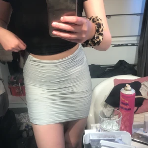 Kjol - Fin Kjol som aldrig kommer till användning 50kr +14kr frakt. Passar en xs-m beroende på hur man vill att den ska sitta