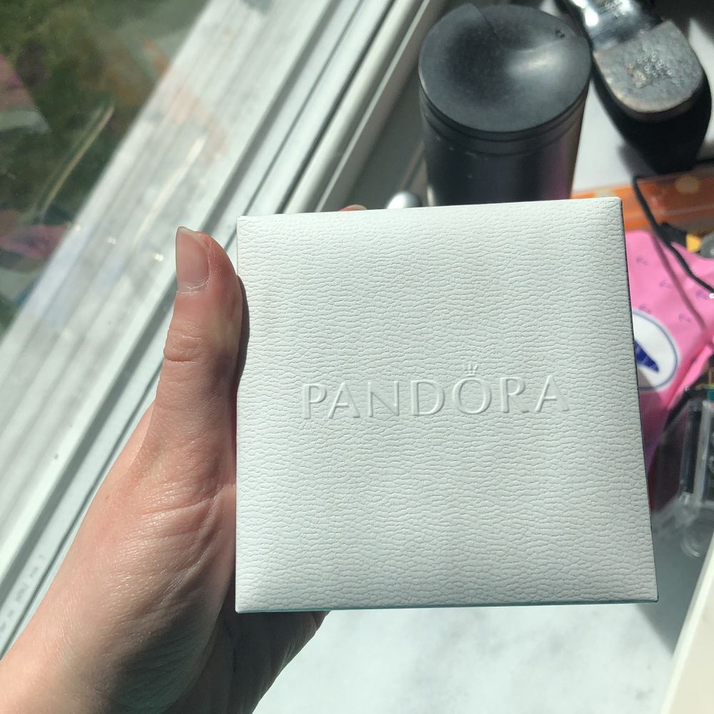 Ny och äkta Pandora! Den har tre pärlor med sig och är värd över 2000kr! En berlock är värd 360kr och det finns tre så bara dem är värda över 1000kr! Armbandet är värd 550kr minst! Fick den som present och den är superform och o helt nyskick!. Accessoarer.