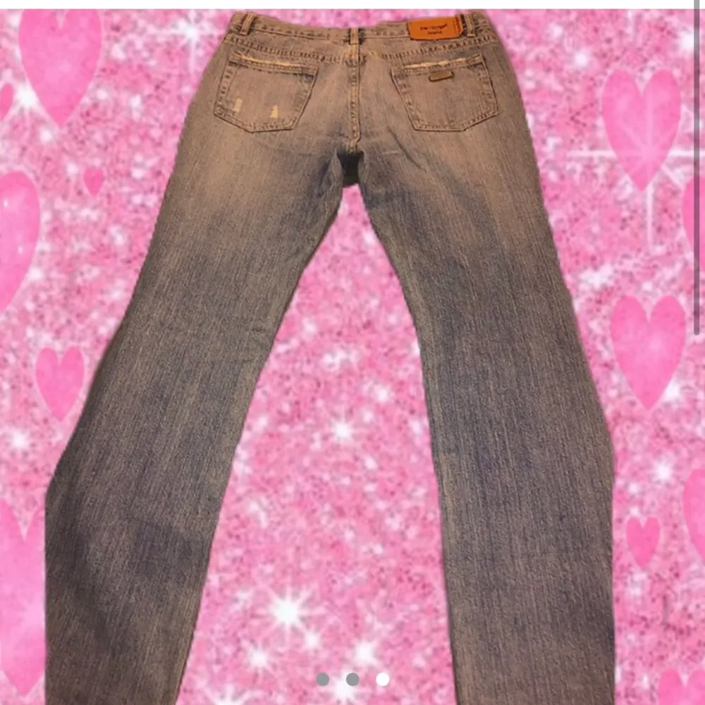 Så snygga bootcut lågmidjade jeans köpt på Depop men tyvärr för små för mig. Storlek EU 42 men jeansen är köpta vid 2000 så storleken är mindre och passar bättre på 36/38. De är väldigt långa i modellen! Långa på mig som är 176cm! Frakt kostar 63kr. Jeans & Byxor.