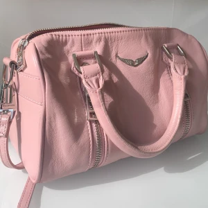 Zadig & Voltaire Sunny Bag S - Såld‼️ INTRESSEKOLL på min älskade Zadigväska💓 Använd ganska mycket och det går att se små tecken på användning men den är i mycket gott skick! Jag köpte den själv begagnat men i nyskick!! Nypris är närmare 3000kr