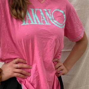 Rosa oversize 90s t-shirt - Snygg knallrosa t-shirt från Junkyard i oversize stil :) Frakt ingår <3