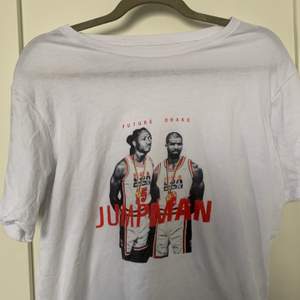 Jumpman t-shirt med Drake och Future på, säljer pga används ej och gillar inte passformen på mig. Kommer tyvärr inte ihåg vart den kommer ifrån. Kan mötas upp i Stockholm eller frakta