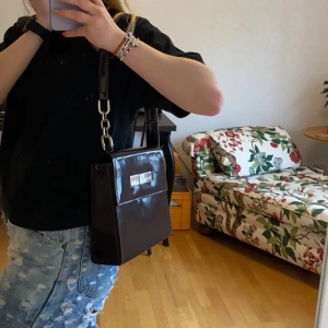 Vinröd väska - Vinröd väska i lack!!