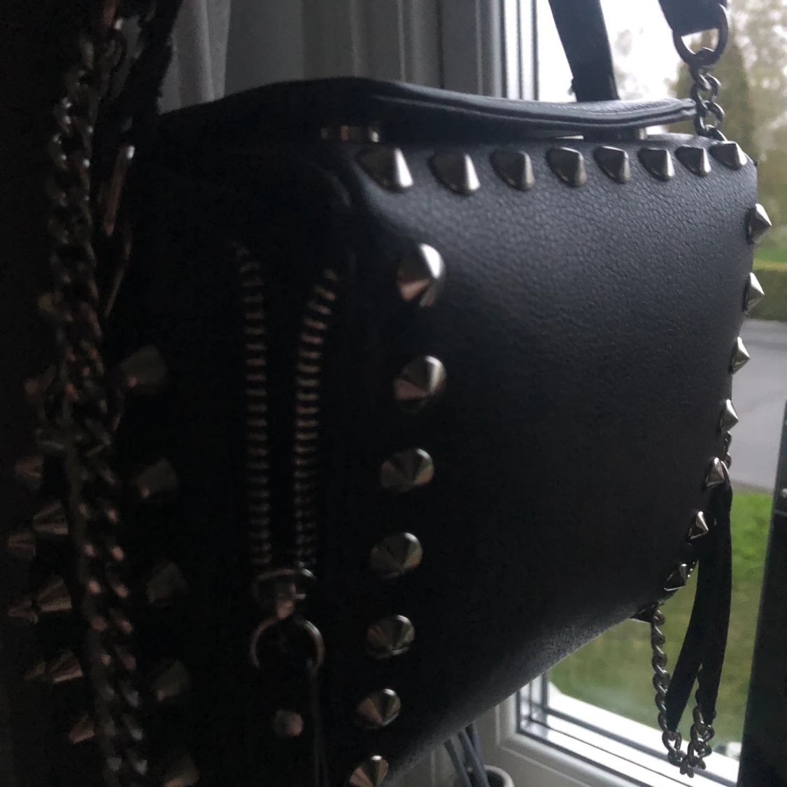 väska med nitar - 91