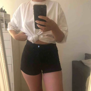  - Svarta jeansshorts i stretchigt material. Sparsamt använda. Riktiga fickor fram och bak. Köparen står för frakten☺️