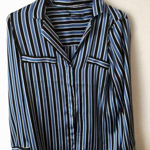 Söt blus/skjorta i sidenlikt material från gina tricot 💙