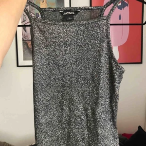  - Söt glittrig topp från Monki 🤍