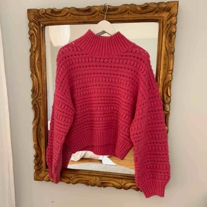  - Jättefin stickad tröja från AÉRYNE X Gina Tricot Nypris 699kr Lapparna sitter kvar, aldrig använd 