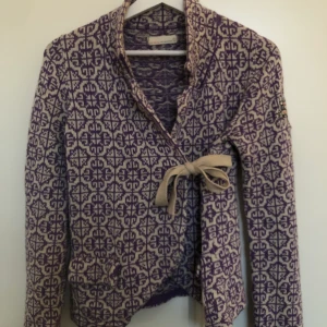 Lila odd molly kofta - En fin lila odd molly kofta som är använd endast två gånger så inga slitage men den kommer inte till användning då det inte är min stil. Pris kan diskuteras vid snabb affär 