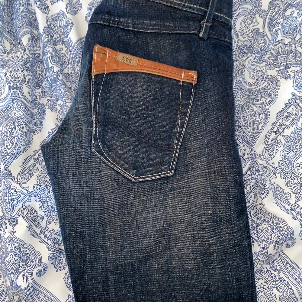 Ett par super fina jeans från Lee i modellen LLANO. Något utsvängda i benen men inte bootcut. Säljes pågrund av att de inte passar😢 Inga slitnar (det jag kan se). Frakt tillkommer. . Jeans & Byxor.