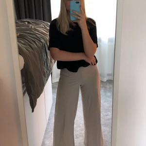Linne liknande zara byxor - Ljust beiga linne liknande byxor från zara.(ljusare än vad bilderna visar) Storlek s men är mer en xs. Kontakta mig för fler bilder😊