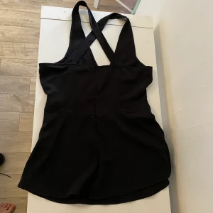 Svart linne  - Säljer detta svarta linne hör av dig om du är intresserad eller har frågor kram!💓💓