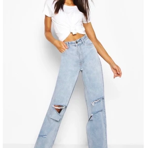 Boohoo boyfriend jeans - Boohoo jeans i storlek 38 men passar storlek 36 dem är för små för mig så därför säljer jag dem, bud från 300🧚‍♂️ kan skicka bilder på jeansen. Prislapparna är kvar