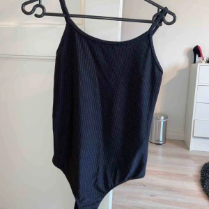  - Stringbody från bikbok, köptes förförra året och är knappt använd! Superfin men används inte så mycket längre! 