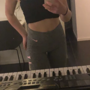 Nike träningstights - Sparsamt använda högmidjade tights. Säljer de då sällan kommer till användning och inte passar mig i smaken. Något små, skulle rekommendera byxorna till någon som har storlek XS. Lite slitningar på trycket, se bild två💘⚡️