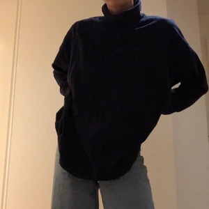 turtleneck - asfin turtleneck som jag köpte på humana för ett tag sedan. älskar plagget men är inte riktigt min stil längre. köpare står för frakt💞 passar väldigt oversized på mig som i vanliga fall har på mig s