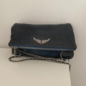 Zadig et voltaire väska  - Säljer min fina Zadig väska då den inte kommer till användning längre! Köpt i april 2019 så har haft den i ett år. Den säljs inte längre. Nypris ca 3500kr. Mitt pris: 1500kr. Köparen står för frakt! ✌🏽