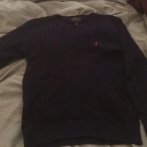 Ralph lauren  - Ralph lauren stickad tröja bilden är inte riktigt välgjord eftersom det inte var i dagsljus Bild 2 er en bättre bild nästan aldrig använd så i princip helt ny. Frakten ligger på 80 kr😊 