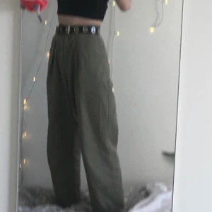 Vida byxor - Säljer mina gröna byxor köpta på pull&bear då dom aldrig används längre. Dom är i fint skick & är i storleken M! Köparen står för frakten på 49kr 💘