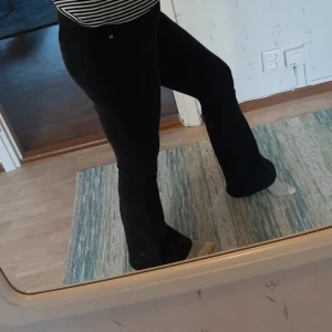 Bootcut jeanse - Svarta, något använda och lite nötta bootcut jeanse som är stretching och väl utvidga. Säljer pga jag är för kort för dem (som man ser i bild 2). Frakt ingår 