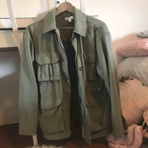  - Grön jacka från Topshop, storlek S men skulle säga att den är lite mer oversized så på mig så är den mer som en M! 