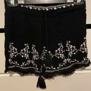 Shorts från cubus  - Svarta shorts med vitt mönster. Passar perfekt till sommaren. 