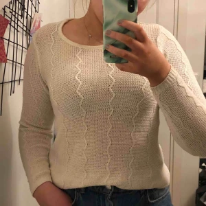  - Så fin stickad tröja som jag säljer då den tyvärr inte kommer till användning längre🌺 storlek M