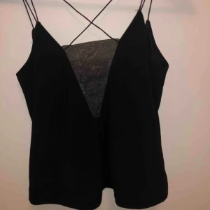  - Festligare linne från Nelly som tyvärr blivit för litet för mig, storlek XS🌺