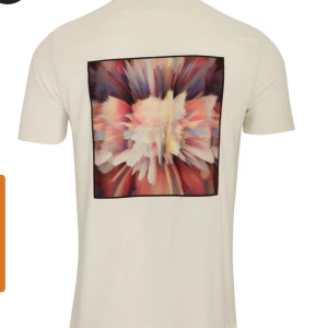 Limitato piké Strl Xs (passar S) - LIMITATO linne piké, Tema: Butterfly. Storlek XS men passar även S samt liten M. Testad 1 gång Nypris: 2 100kr säljer den för 1000 eller högstbjudande!