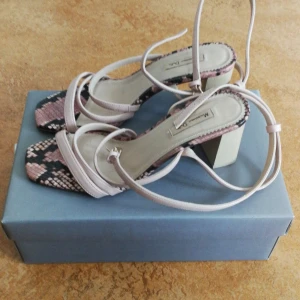 Massimo dutti low heel sandals leather  - Leather sandals with 6cm heels. Very chic and comfortable. 38 size