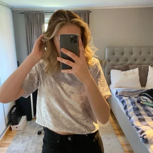 Sammets tröja  - Säljer min sammets tröja från Cubus i storlek XS💕 säljer den pga att jag inte använder den längre men den är i ett bra skick💕 kunden står för frakten 