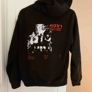  - Svart Hov1 hoodie från unika until next time merchen, finns ej att få tag på därav priset, i mycket bra skick💜 frakt ingår!