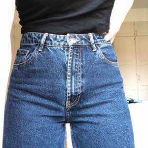 Snygga jeans från Zara, säljer då de har blivit för små för mig. Strl. 38, passar S-M! Jeansen är lite croppade på mig som är 169 cm lång💓 Kan mötas i centrala Stockholm, annars står köparen för frakt😊