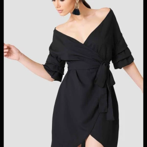  - Snygg omlottklänning i storlek 34 från nakd. Klänningen är knappt använd och i mycket fint skick. 