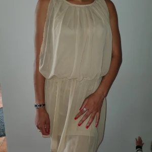 klänning - Klänningen är gjord av lätt material .. På sommaren .. Det finns ett snitt i ryggen för hela ryggen .. Mycket bekväm ..