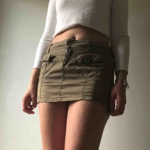  - Världens finaste y2k kjol från Vero Moda. Osäker på storlek men personen på bilden är en S och den passar perfekt, går nog bra på en xs också! 💅