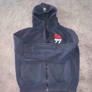 Sail Racing  - Vårjacka i bra skick , grå färg i storlek medium , märket av jackan är Sail Racing , jag vill sälja den på grund av att storleken är stor och det passar inte mig. 