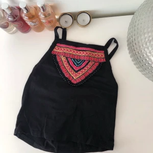Snygg topp - Cropped top. Fraktar endast. Köpare står för frakt🥰Betalning sker ENDAST med SWISH! TRYCK INTE KÖP NU!